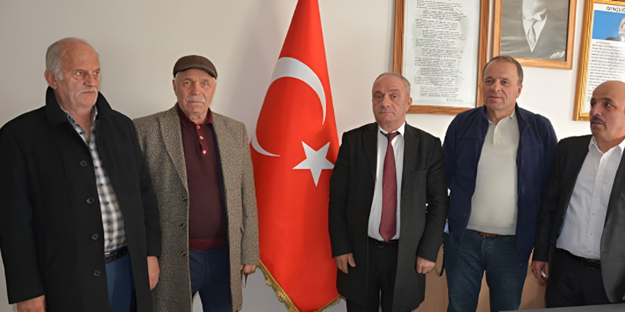 caykara-muhtarlar-dernegi-baskanligi-gorevine-secilen-uzungol-mahallesi-muhtari-mehmet-ozturk-ve-yeni-yonetim-kurulu-goreve-basladi